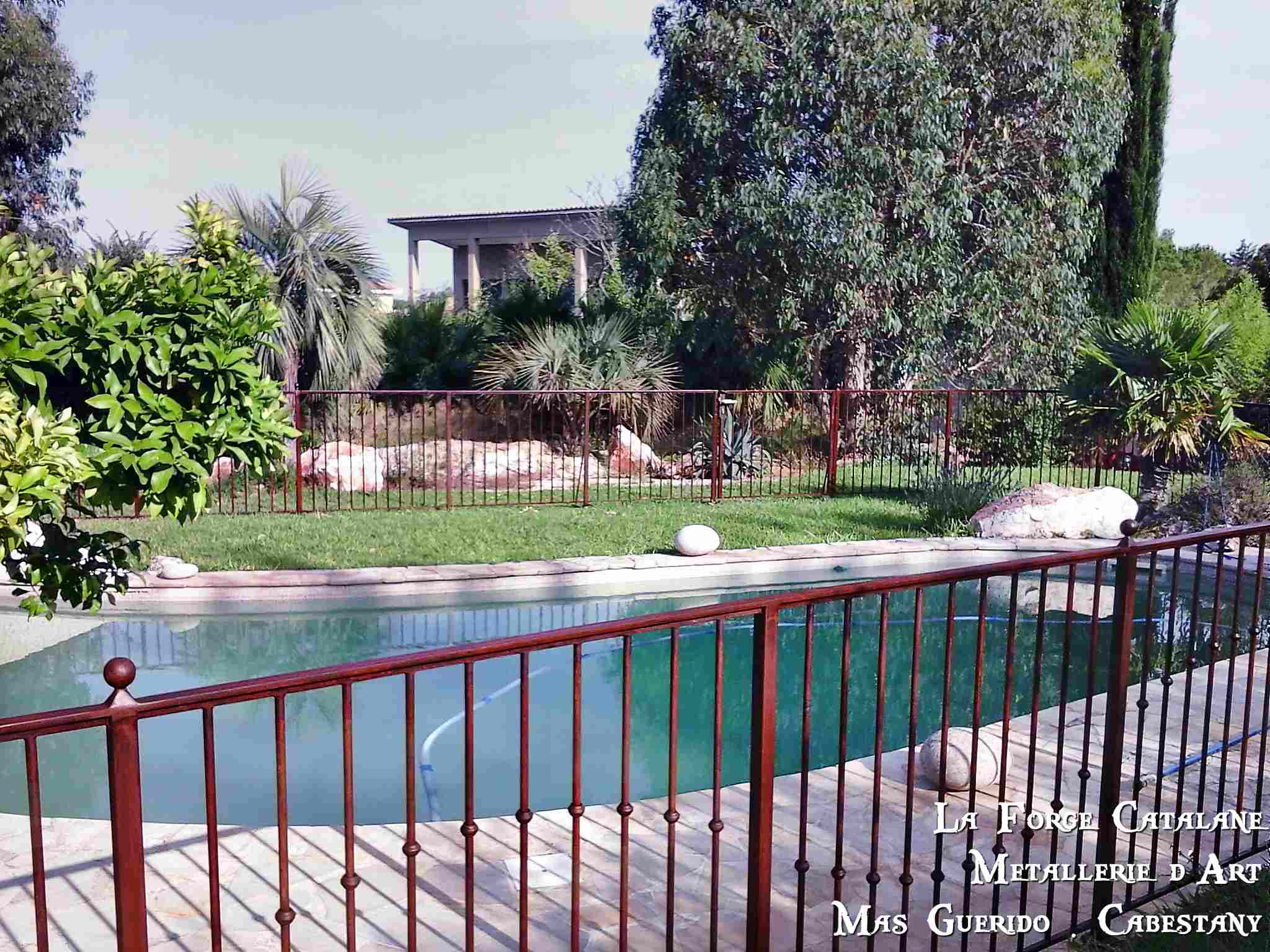 cloture piscine rouille barreaux droit rond bague fer forge catalane.jpg